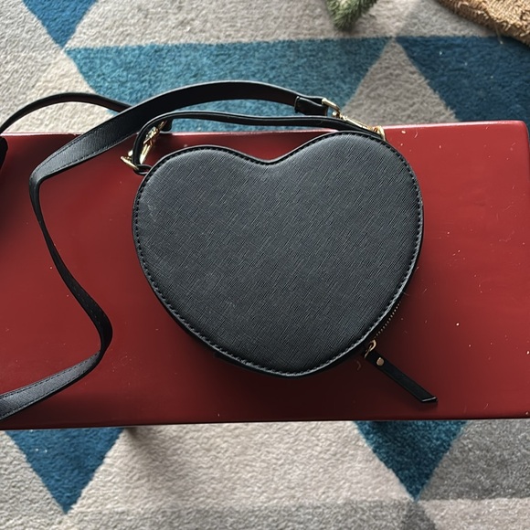 Small black heart-shaped crossbody handbag - Picture 2 of 4